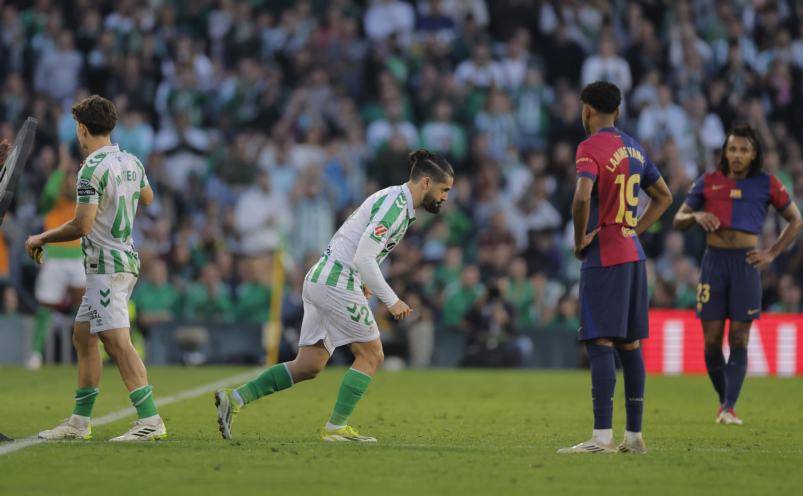 Isco pasa por delante de Lamine Yamal tras reaparecer en el Betis sustituyendo a Mateo Flores.