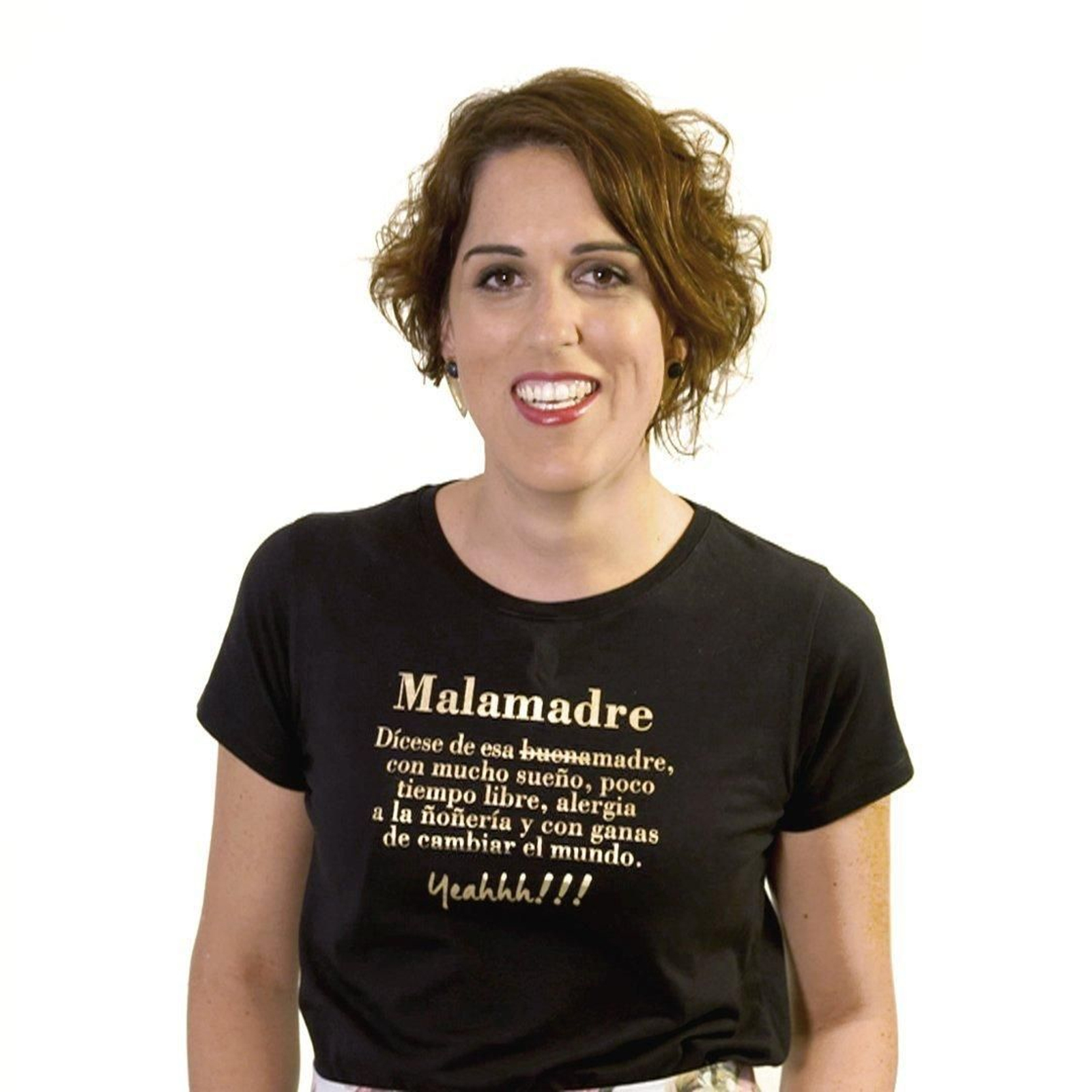 Laura con una de sus camisetas solidarias de Malamadre. Lo recaudado se destina a la Fundación Aladina.