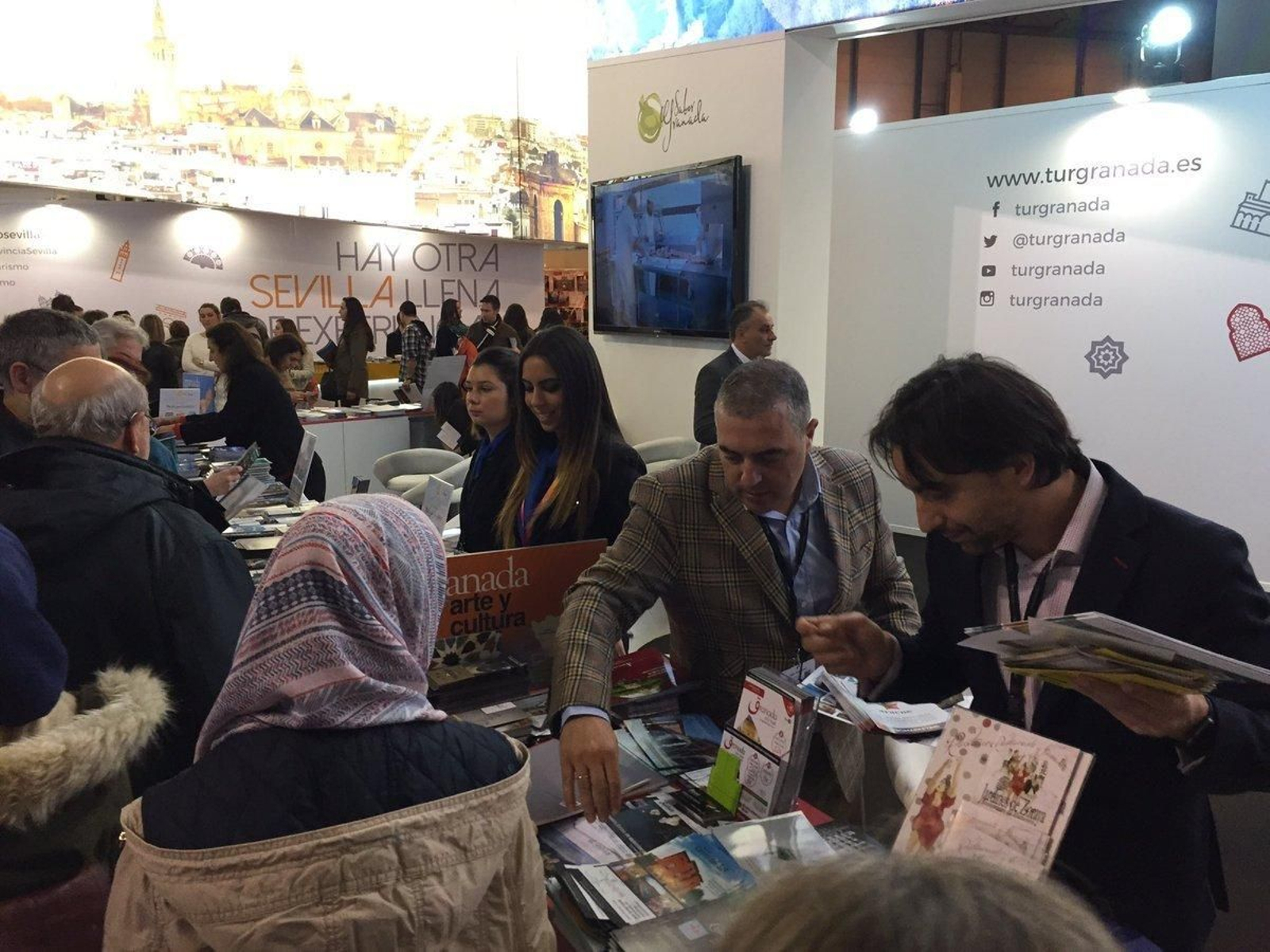 1. y 2 Una de las ventajas de una feria como Fitur es que se puede sorprender a público de diferentes regiones y países que pasan estos días en Madrid por Ifema. 3. La Alhambra da luz  al stand de la provincia.