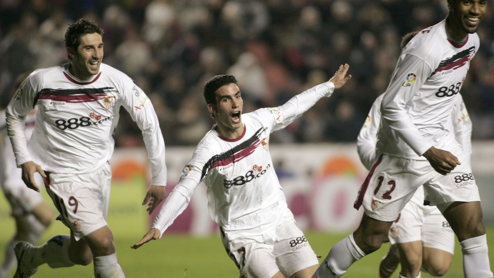 Kanoute, Alfaro y Dragutinovic celebran un gol durante la temporada 2006/07.
