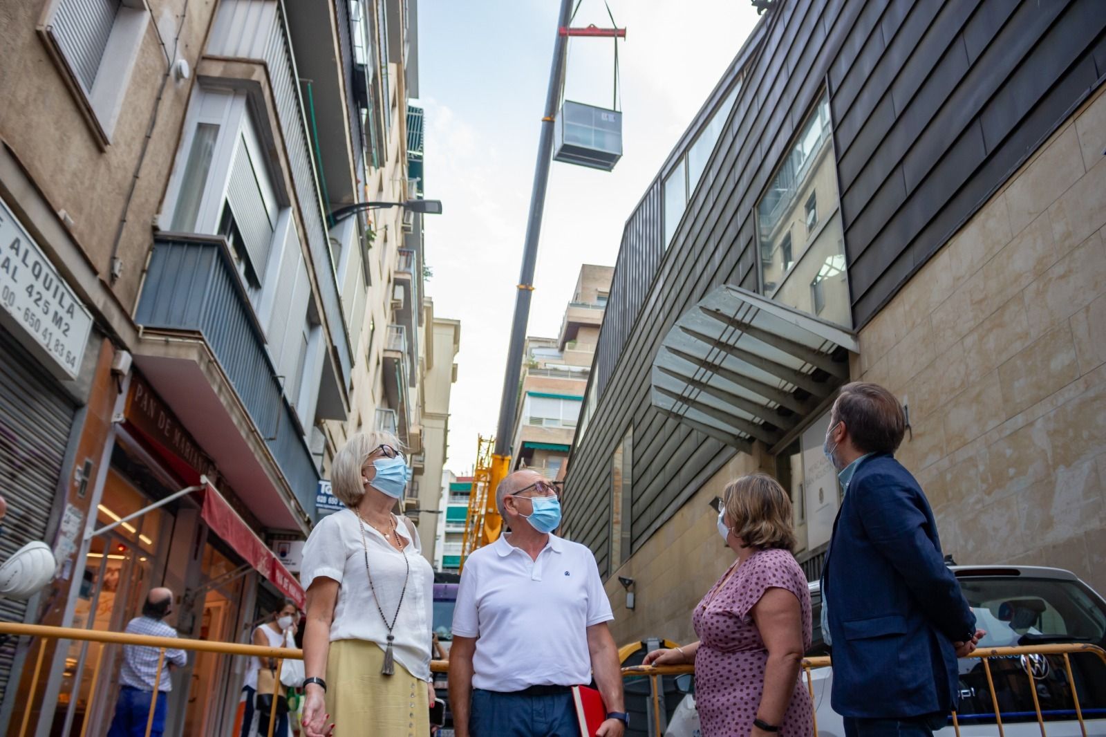 Colocación de la nueva máquina de refrigeración en el techo del Marcado