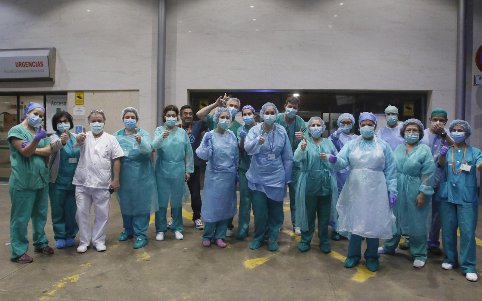 Los profesionales del Hospital Reina Sofía de Córdoba devuelven los aplausos de los cordobeses