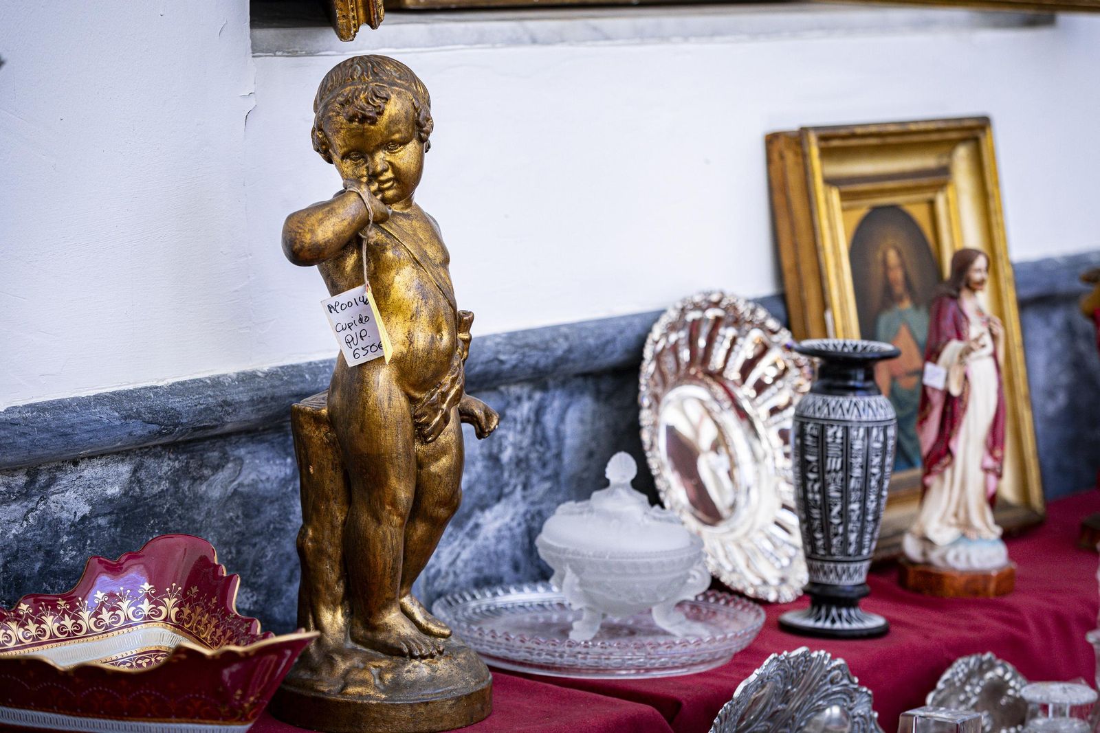 Imágenes del curioso mercadillo de antigüedades en el convento de Santo Domingo en Cádiz