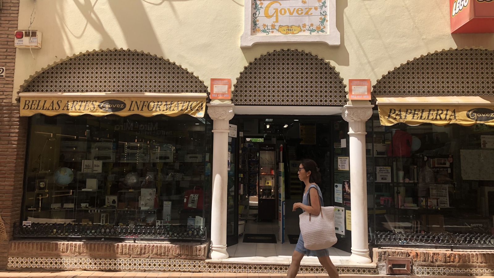 Fachada principal de la primera tienda de las papelerías Góvez en Málaga, situada en la calle San Miguel.