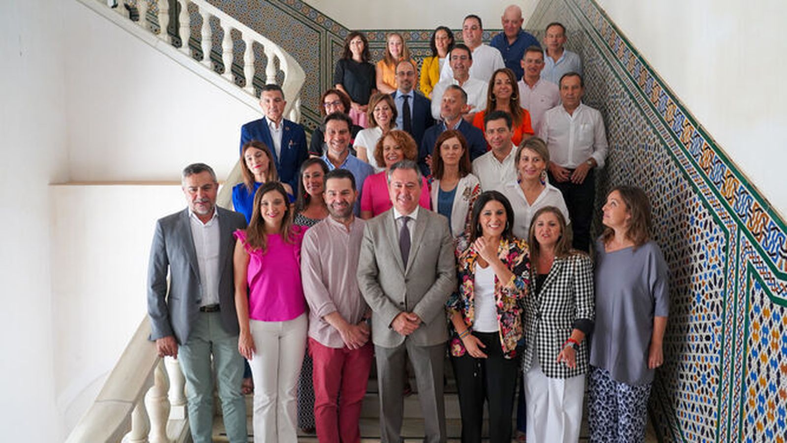 Juan Espadas, junto a los parlamentarios de su grupo.