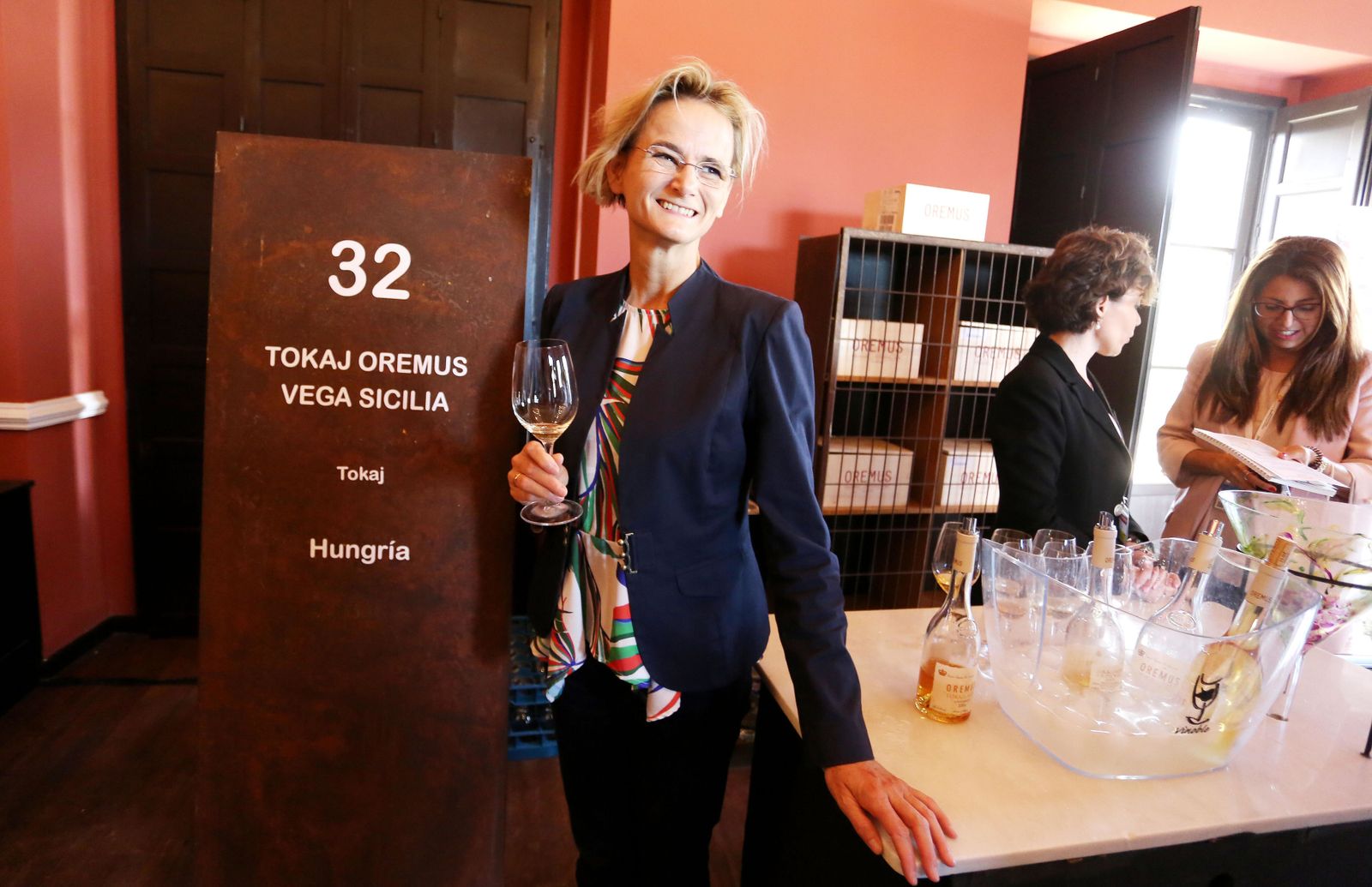 La embajadora de Hungría, ayer, ante el expositor del toaky Oremus, de Vega Sicilia.