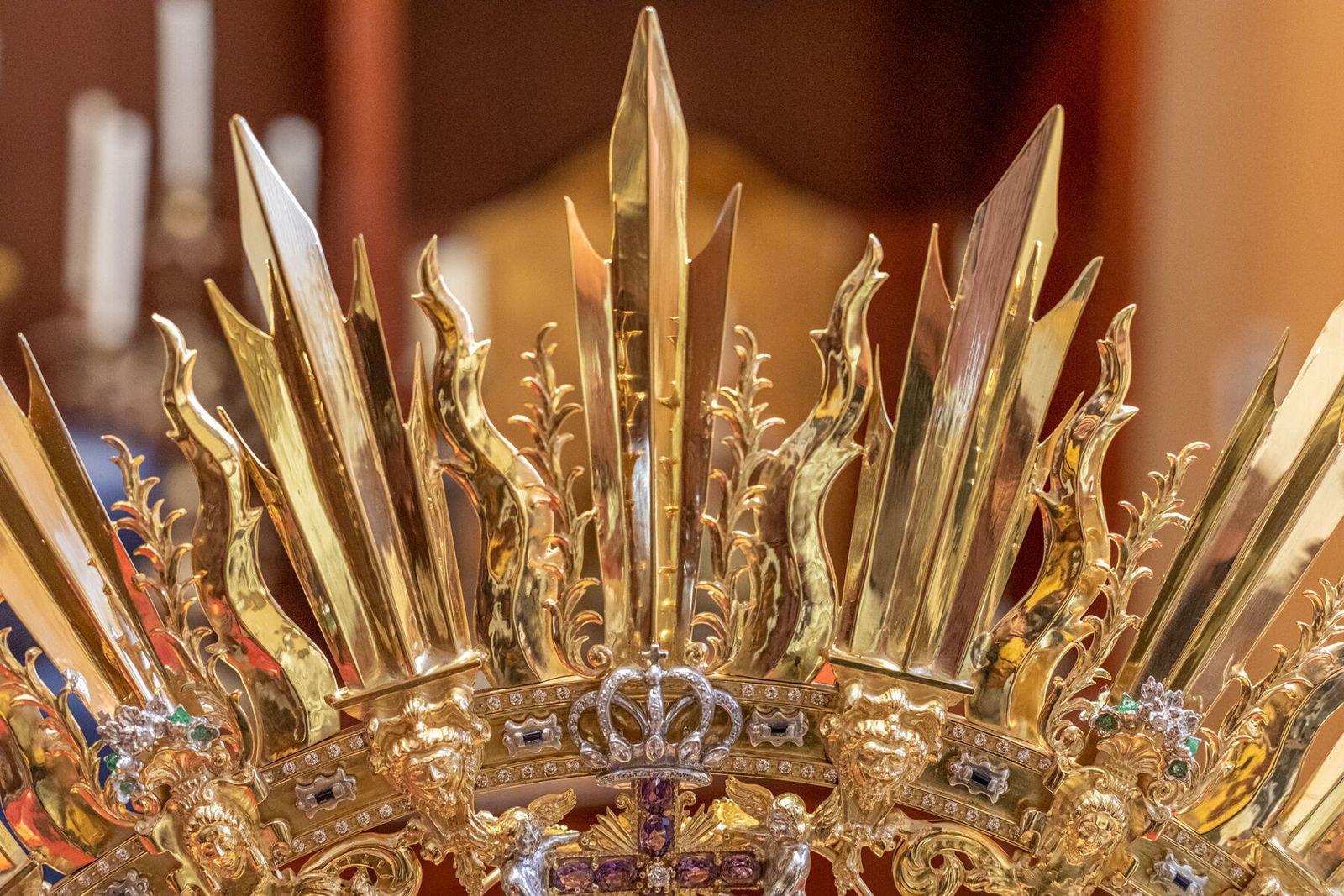 Los detalles de la nueva corona de la Virgen de las Penas.