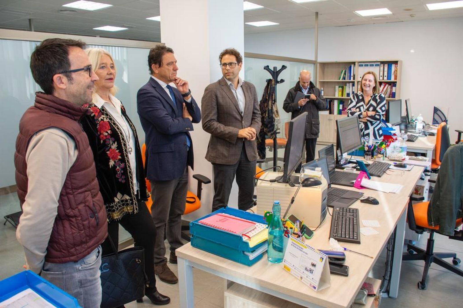 La delegada del Gobierno de la Junta en Cádiz, Mercedes Colombo, ha visitado las nuevas oficinas.