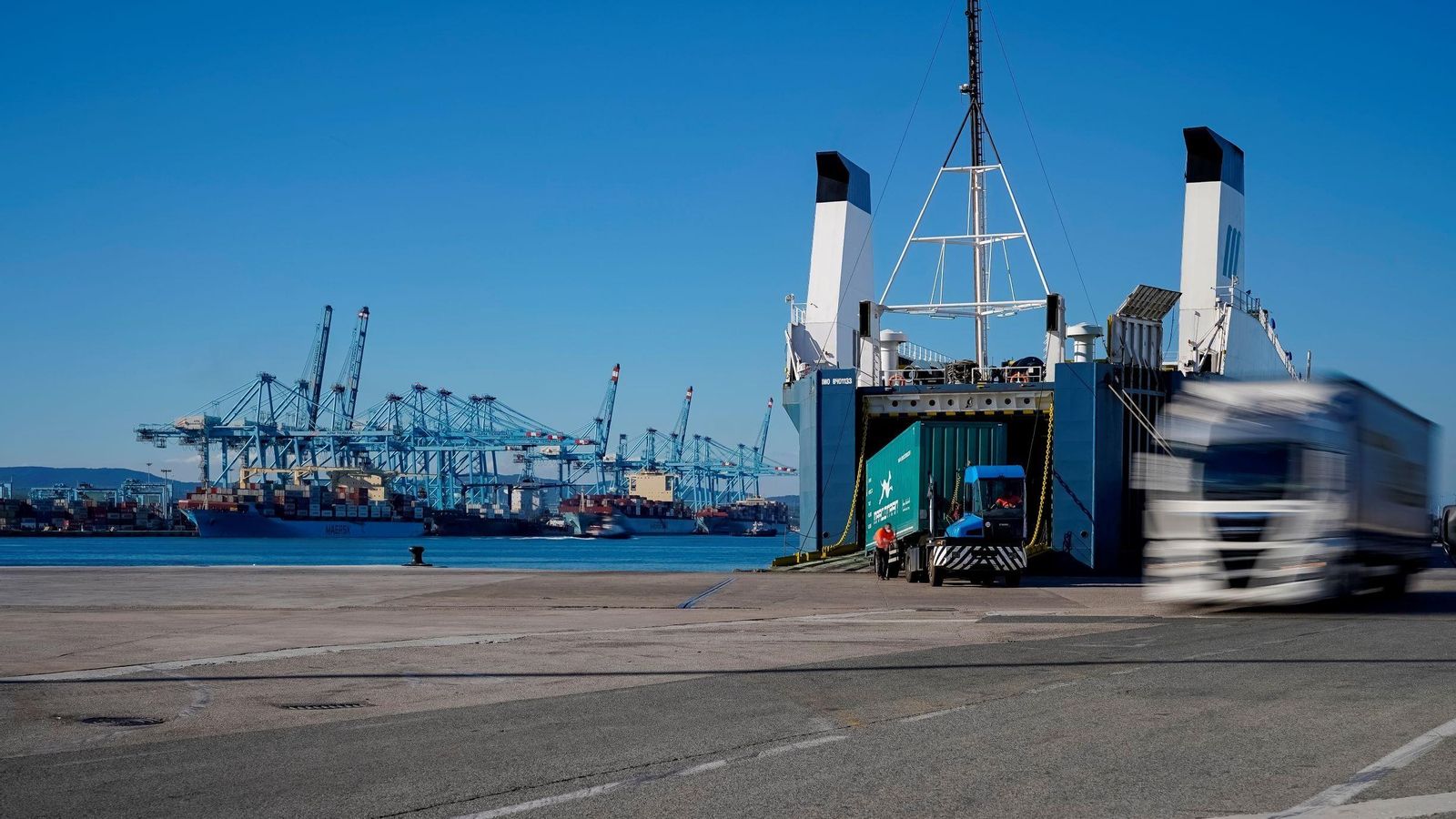 Un remolque de camión es desembarcado en el Puerto de Algeciras. Un remolque de camión es desembarcado en el Puerto de Algeciras.