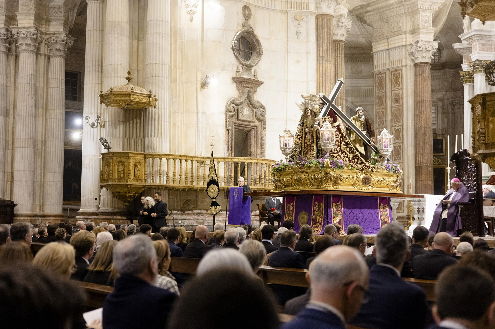 Las imágenes del  vía crucis de las hermandades de Cádiz