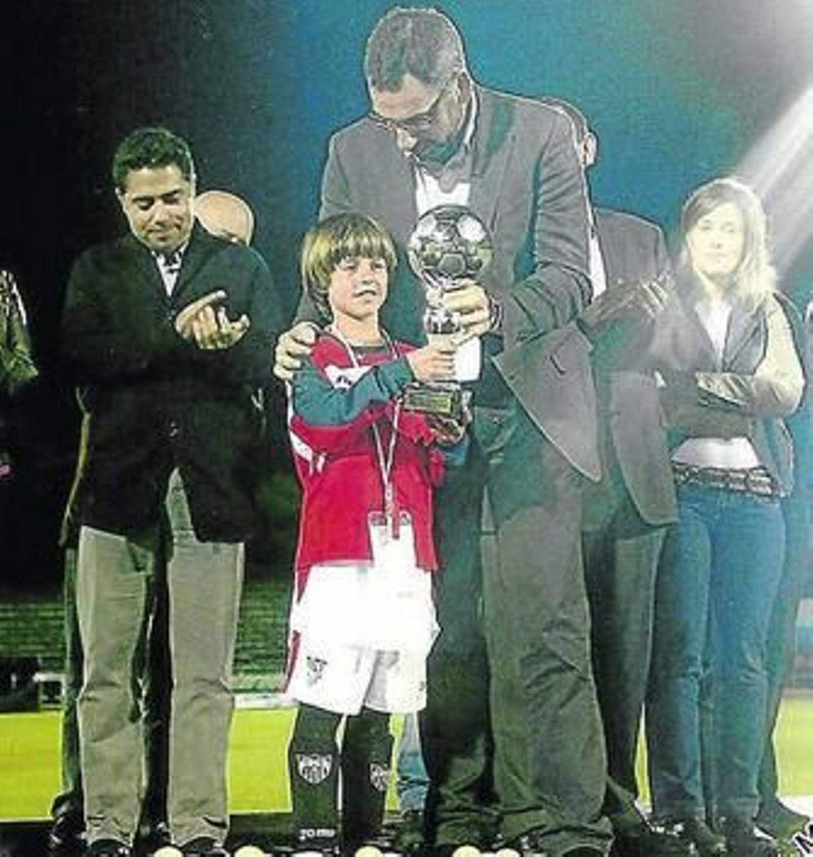 Álvaro Durán recibe el trofeo al mejor jugador del Mundialito 2011.