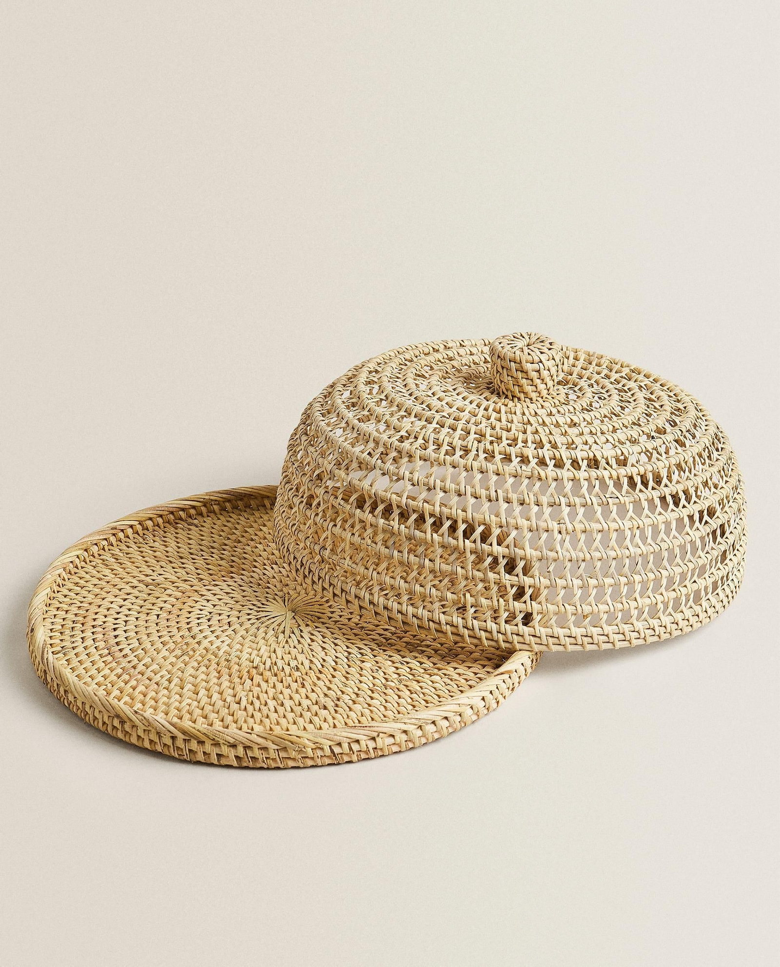 Fuente con tapa de ratán de Zara Home.
