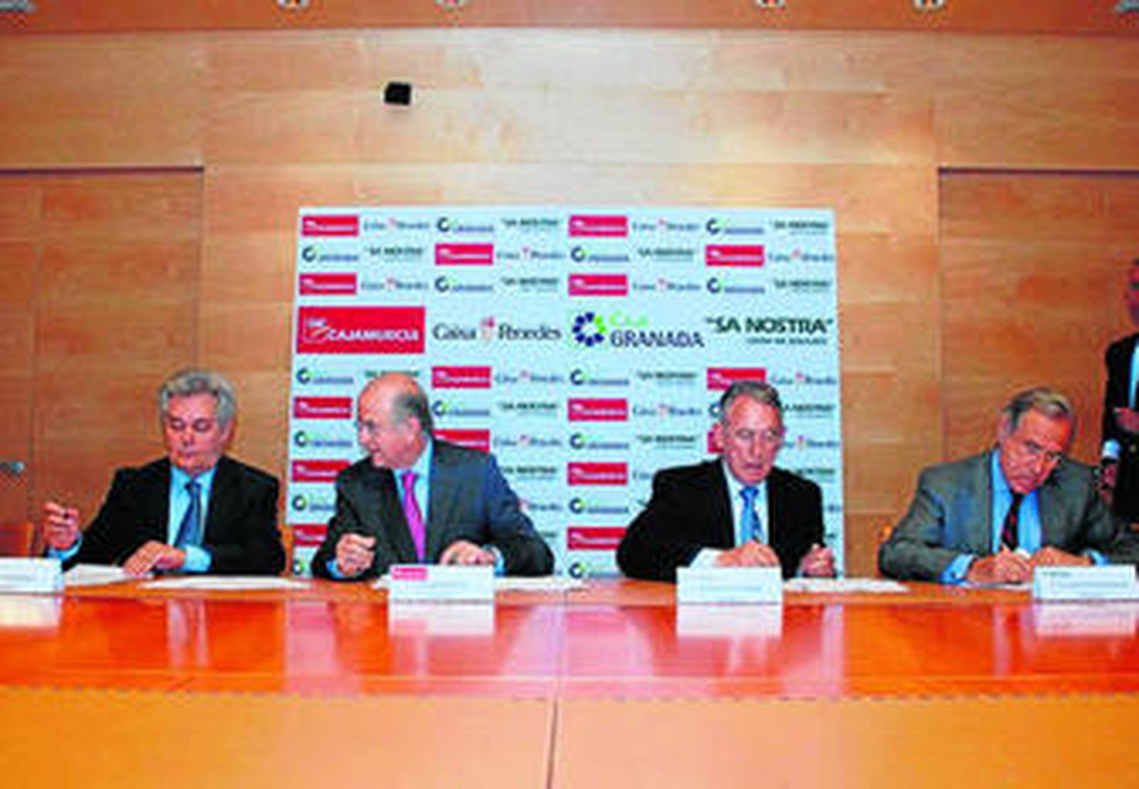 Jara, a la izquierda, con los máximos dirigentes de Caixa Penedés, Sa Nostra y Caja Murcia.