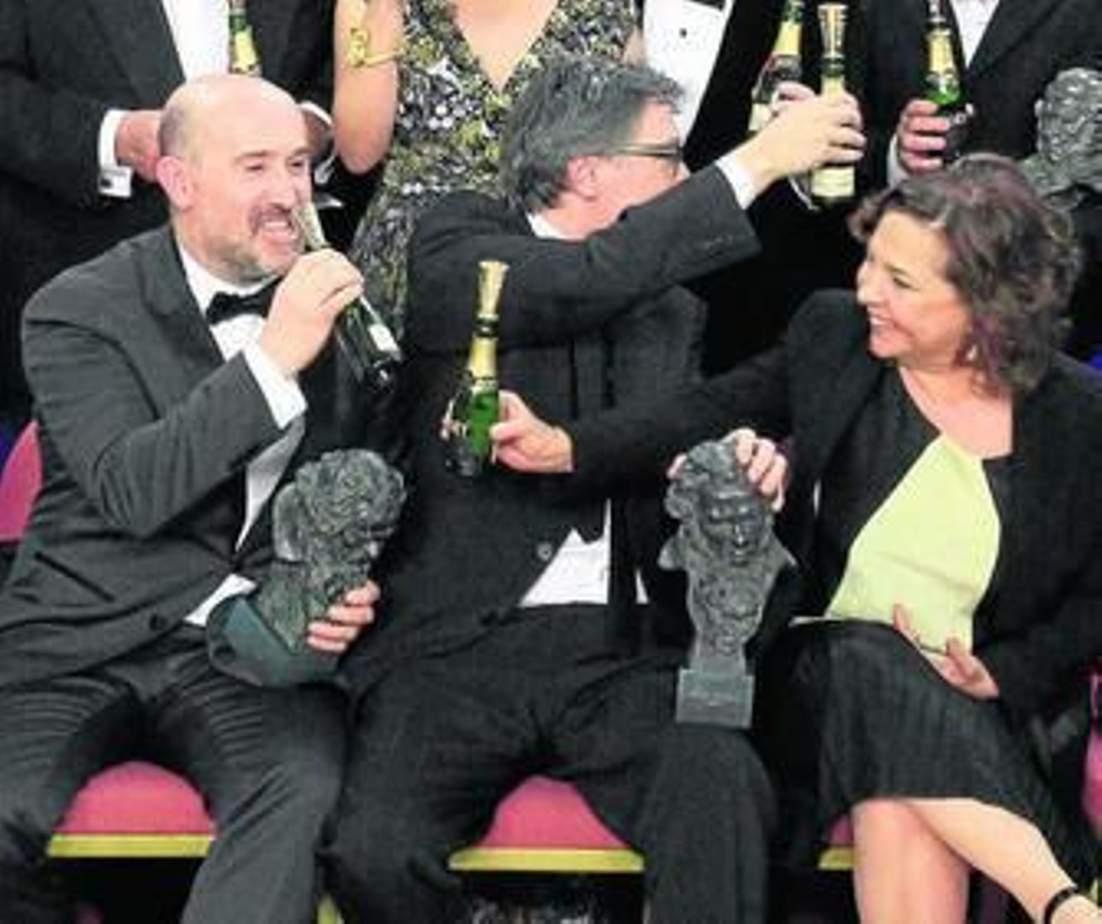 Javier Cámara, David Trueba y la productora Cristina Huete brindan con sus 'Goyas'.