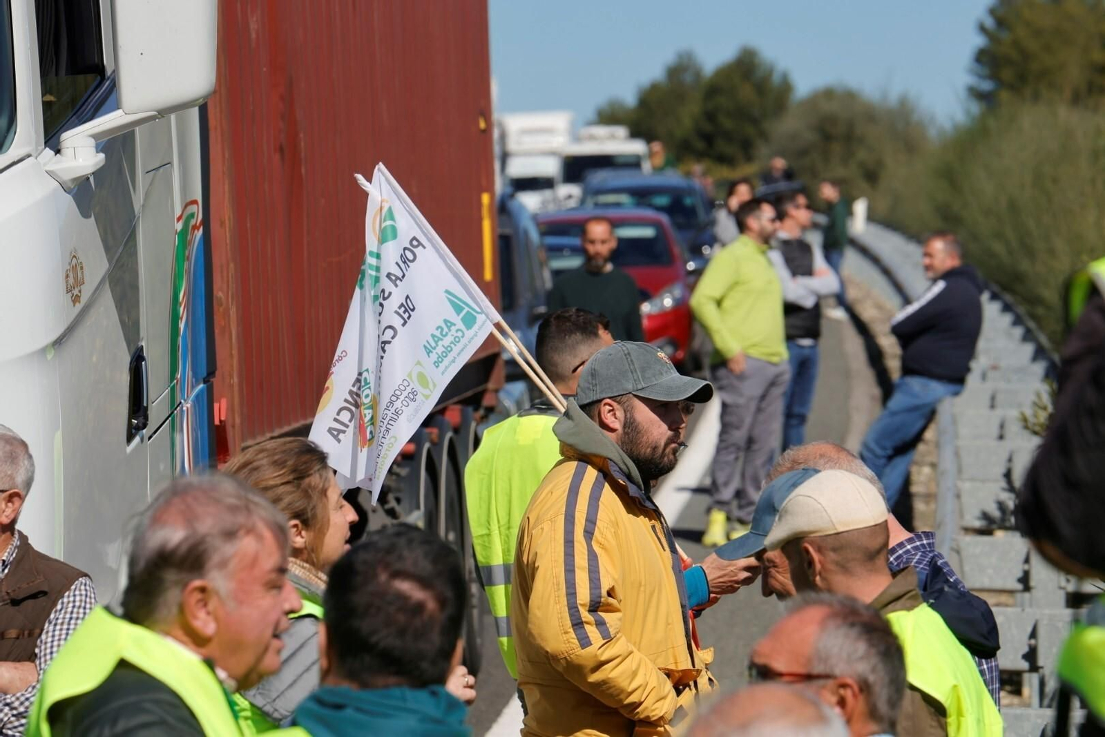 Los agricultores cortan la A-45 en Lucena, en imágenes