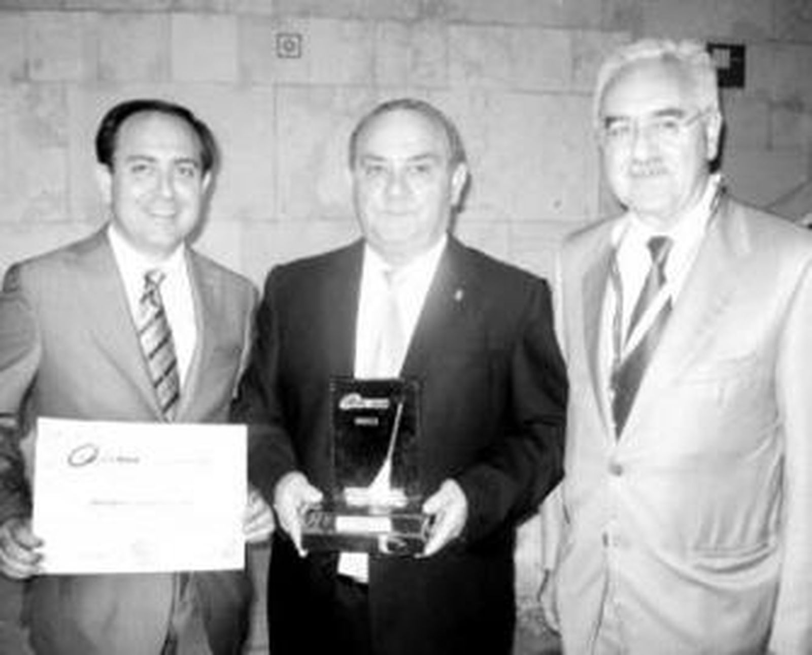 Pedro López, en el centro, recogió el jueves el galardón en Madrid.