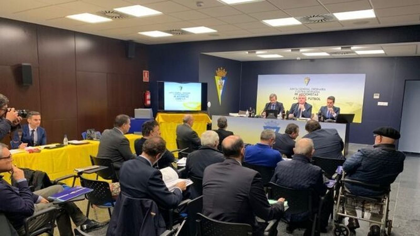 Imagen de una junta anterior en la sala de prensa del Carranza.