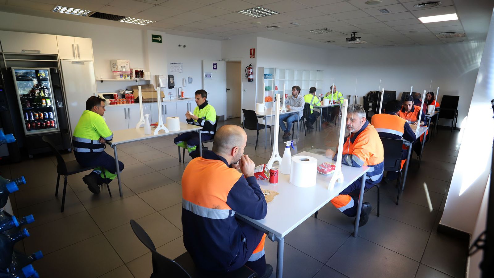 Trabajadores en su descanso para almorzar.