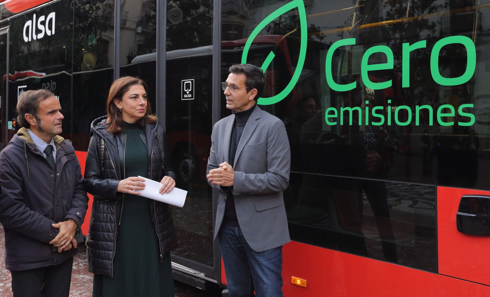 Renuevan la flota de autobuses con vehículos eléctricos e híbridos