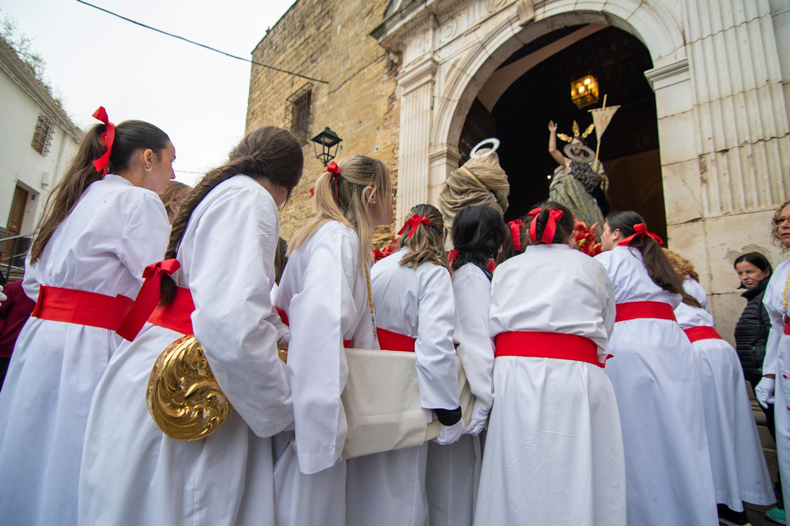 La procesión del Resucitado de Montilla y la Virgen de la Paz, en imágenes