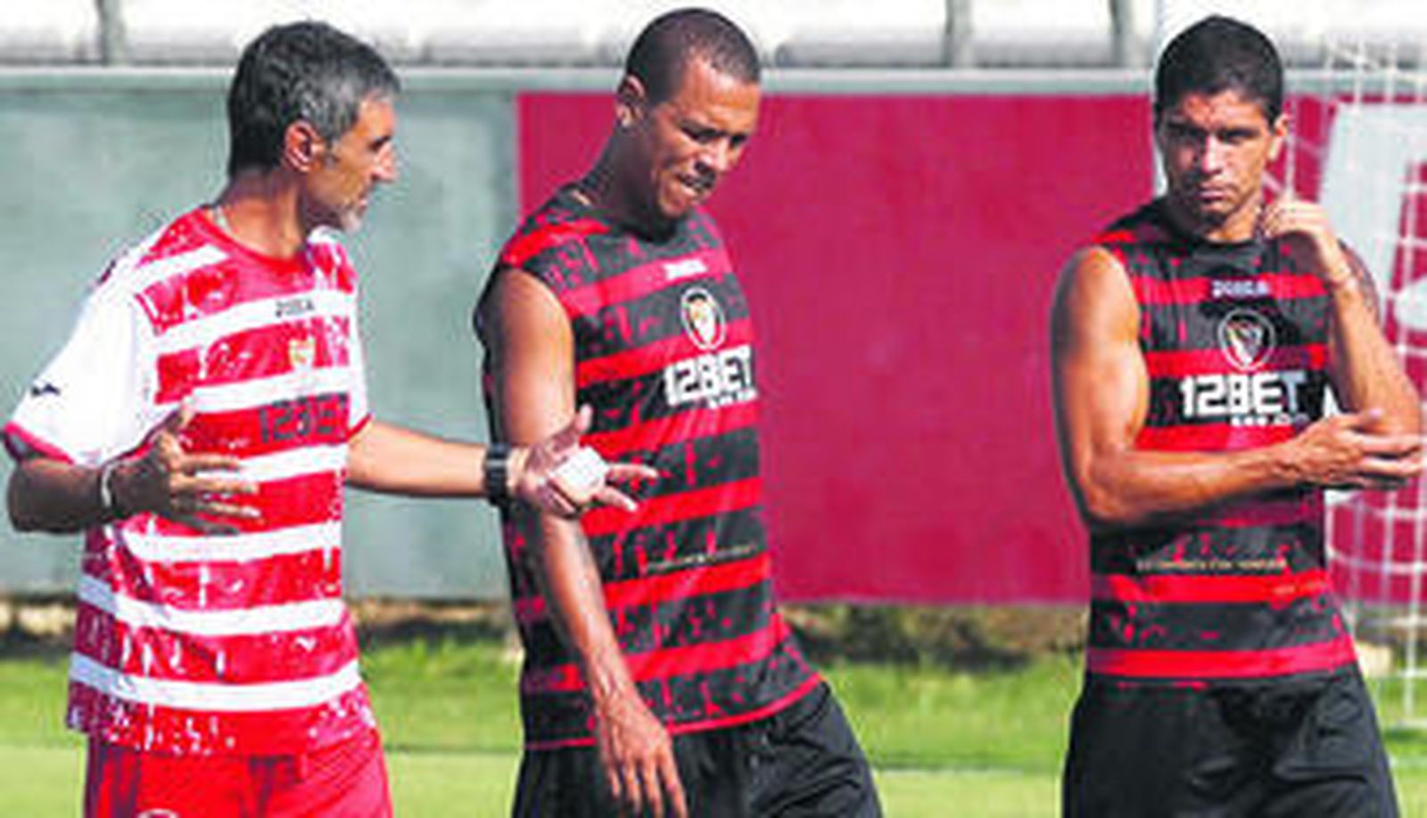 Antonio Álvarez explica algunos movimientos a Luis Fabiano y Renato en un entrenamiento.