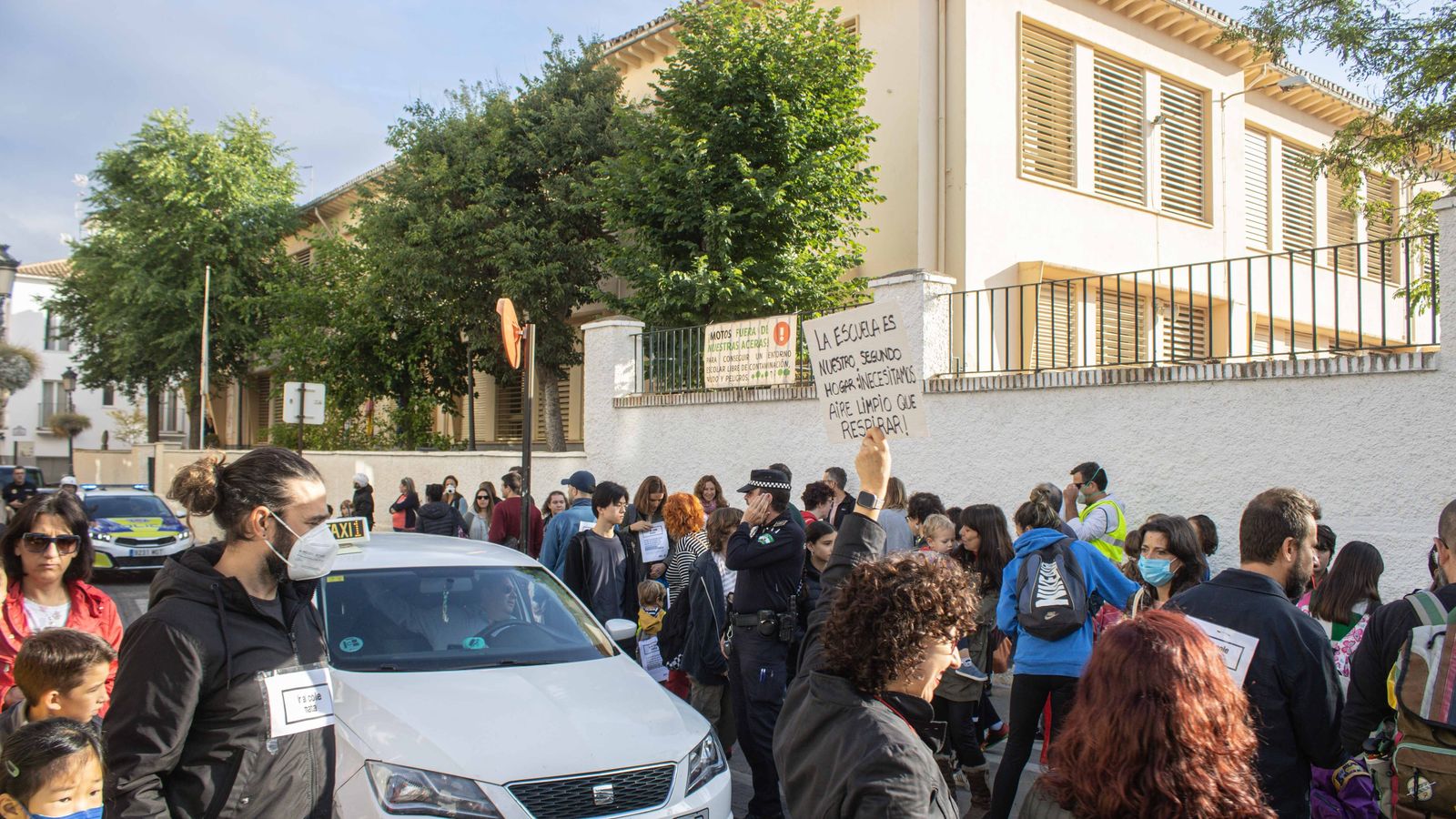 Protesta frente al colegio.