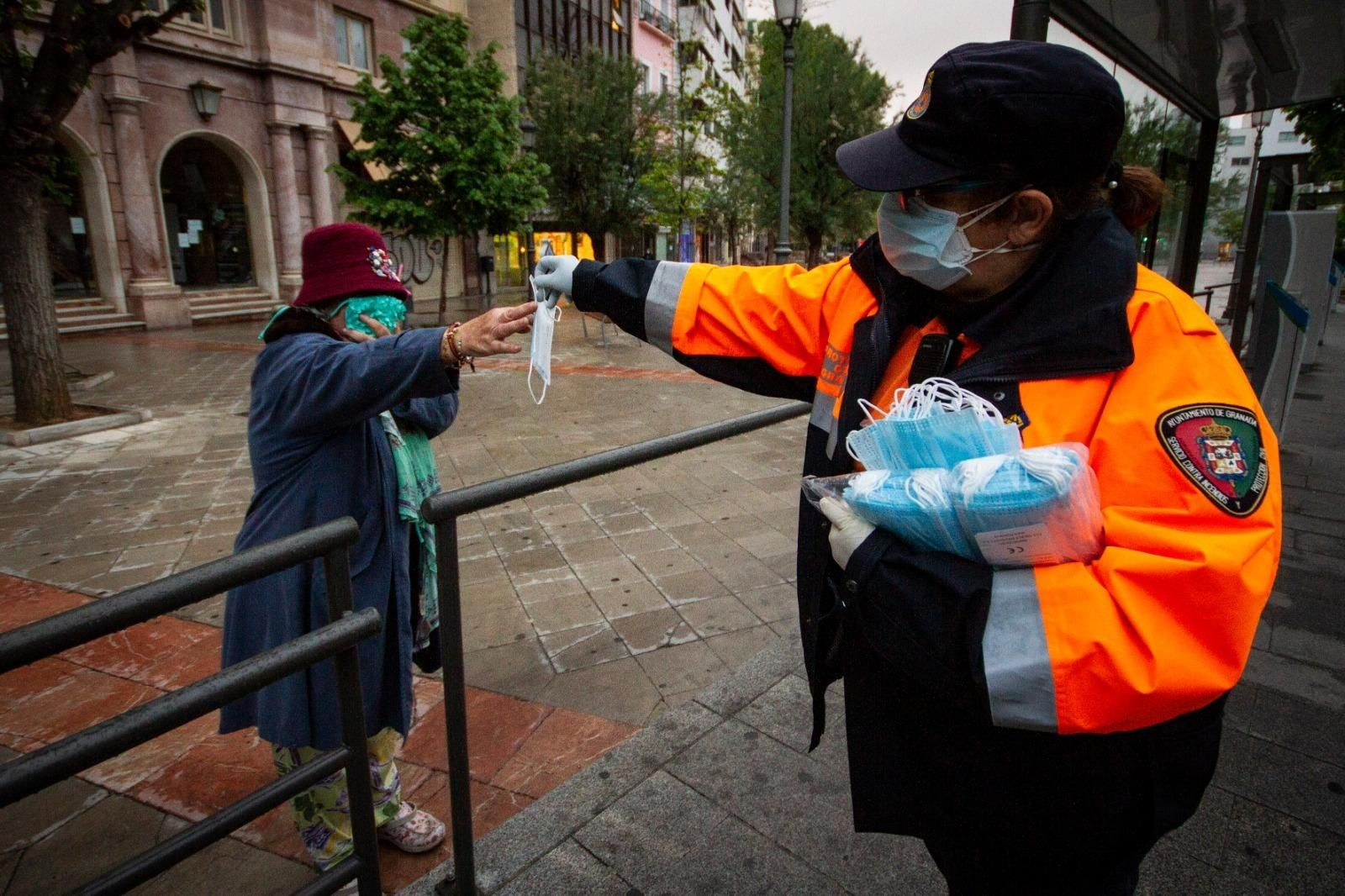 Reparto de mascarillas en autobuses de Granada