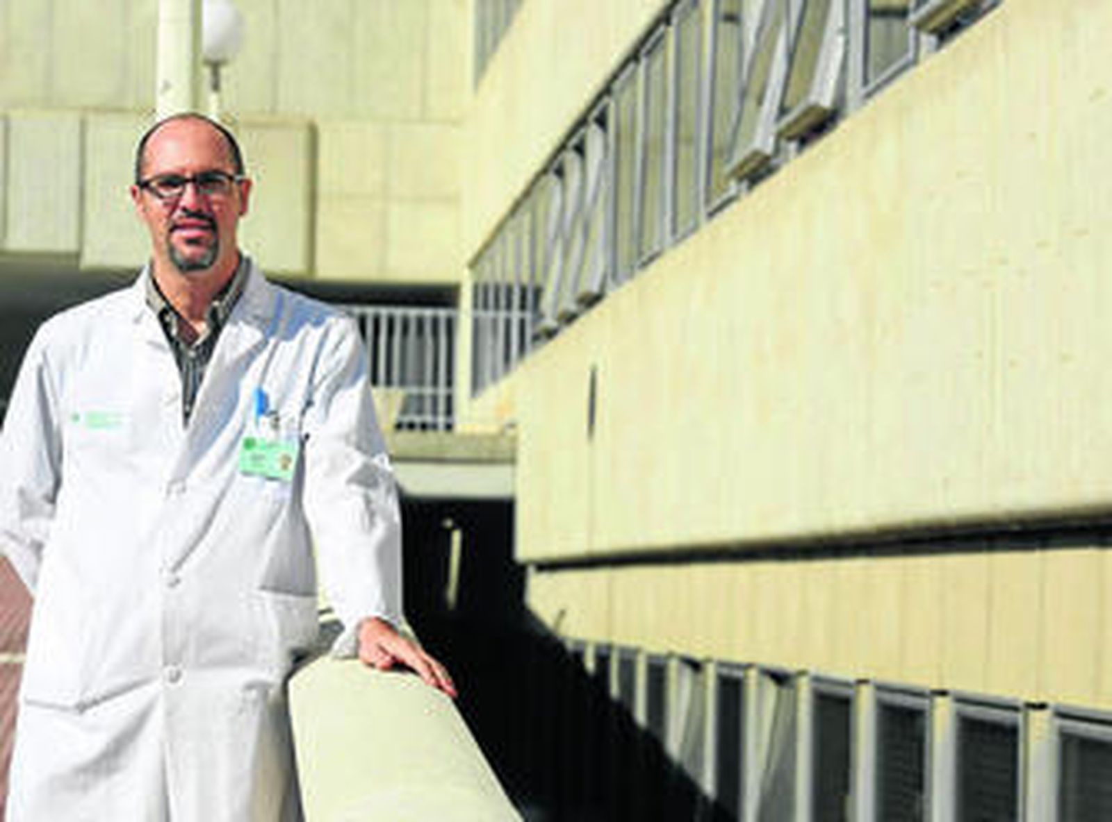 Enrique Ruiz a la entrada del hospital.