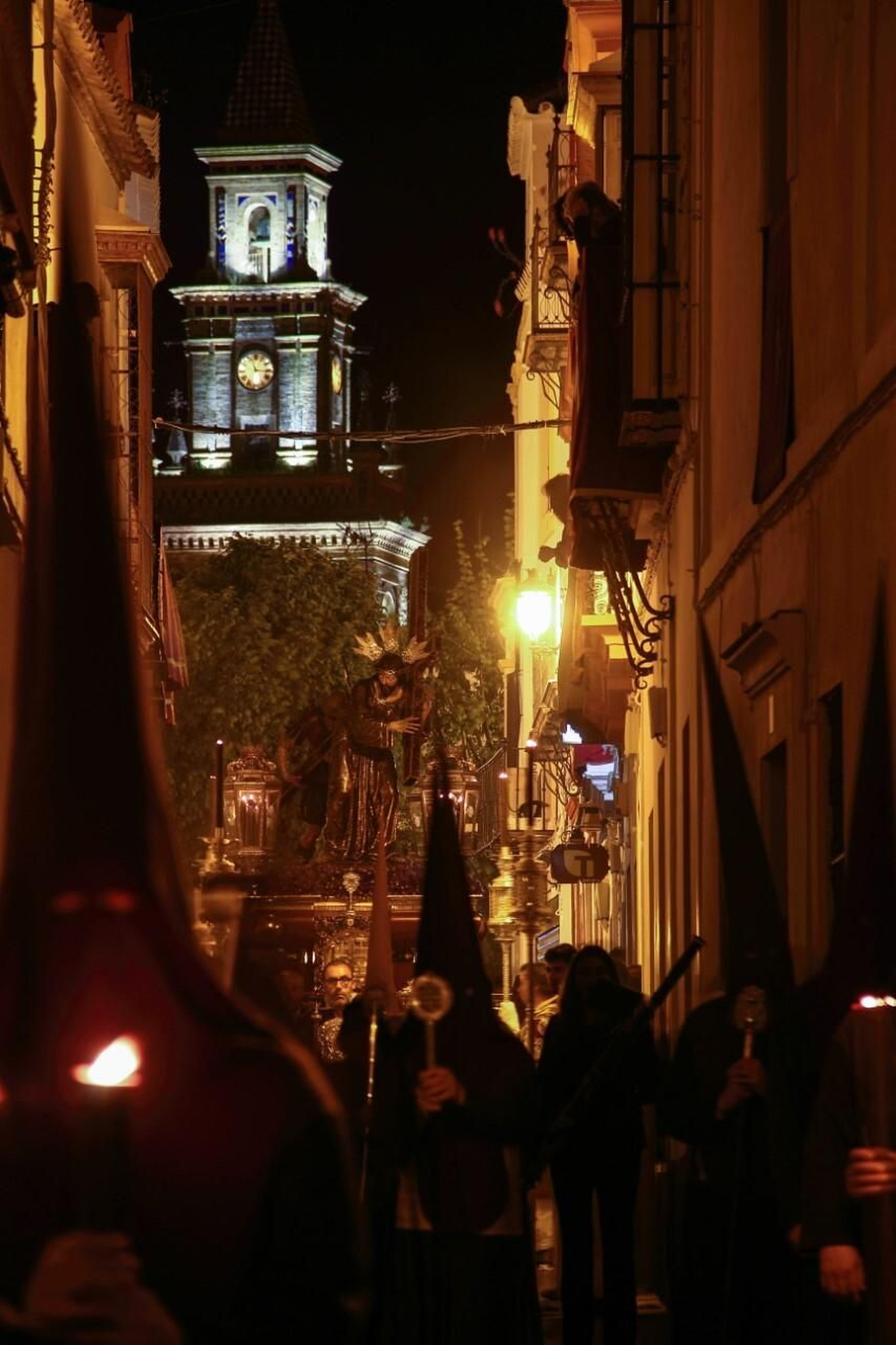 La cofradía del Silencio discurre por las calles de Carmona la noche del Viernes Santo.