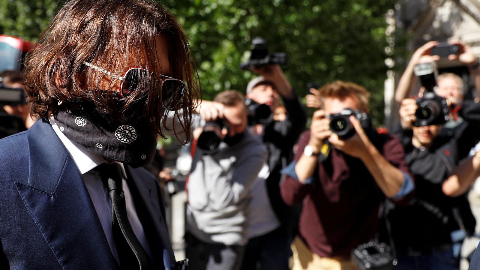 Depp, a su llegada al juicio, frente a un aluvión de cámaras y fotógrafos.
