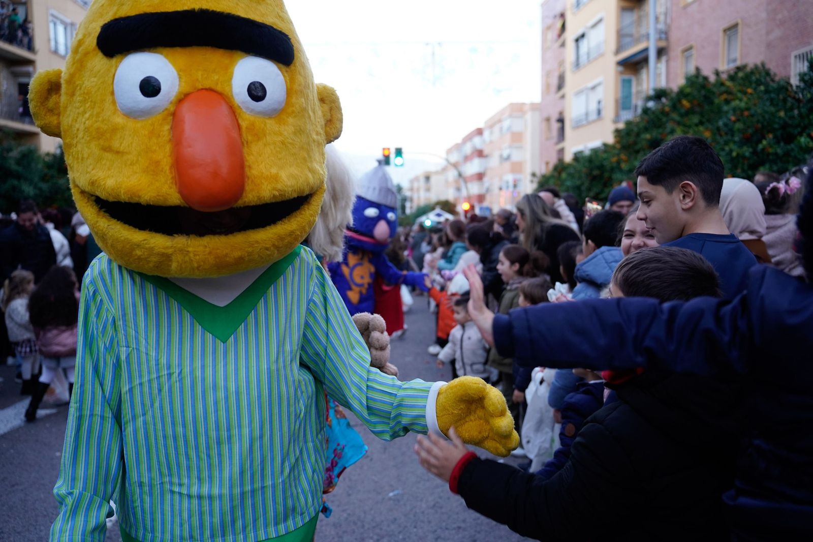 Búscate en las fotos de la cabalgata de Reyes Magos 2026 en Algeciras