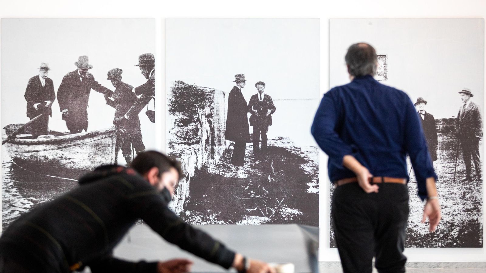 Las tres fotografías reproducidas en tamaño grande sobre la visita de Falla al islote de Sancti Petri.