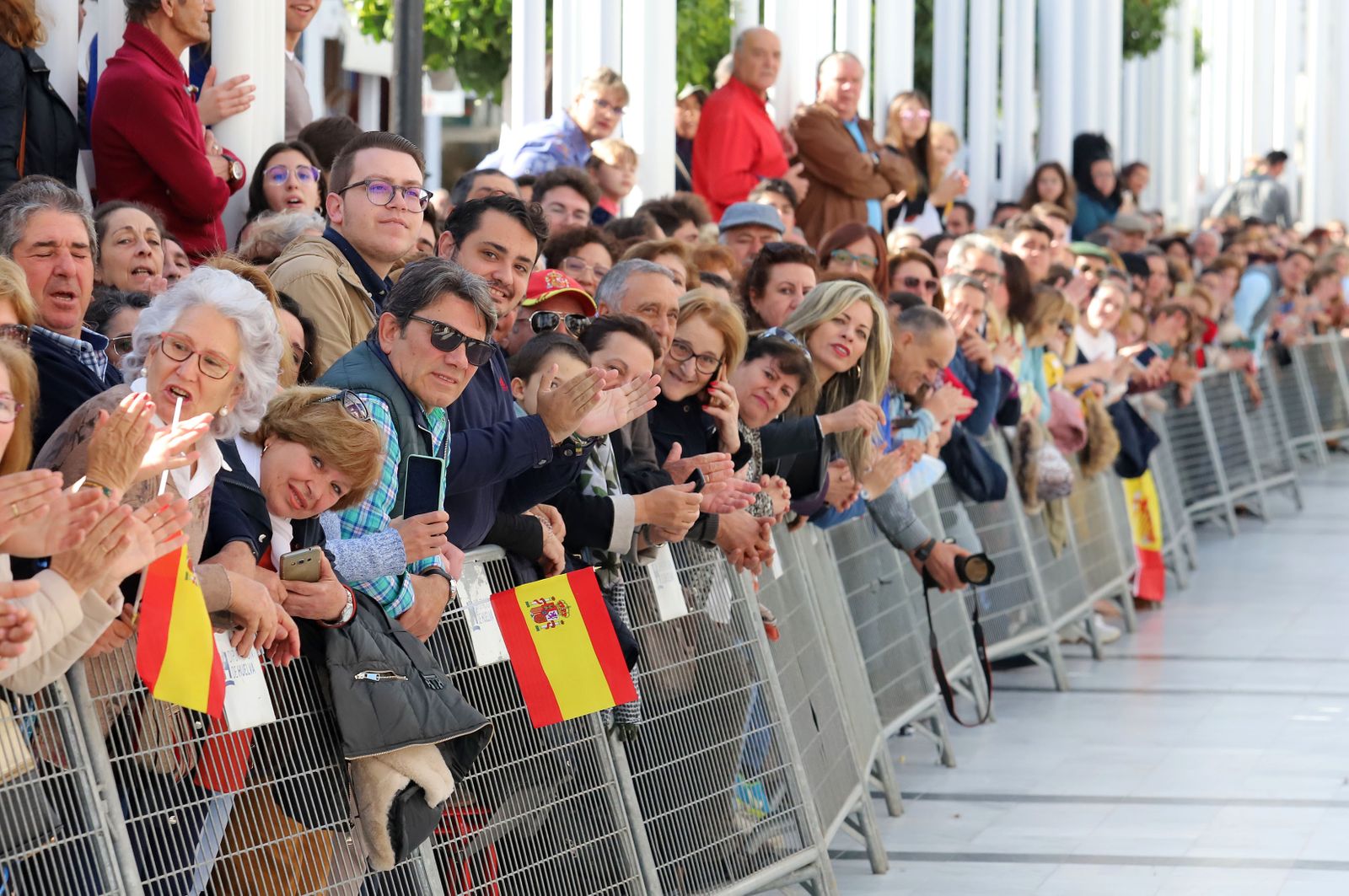 Imágenes de Don Felipe y Doña Letizia arropados por el cariño de los almonteños