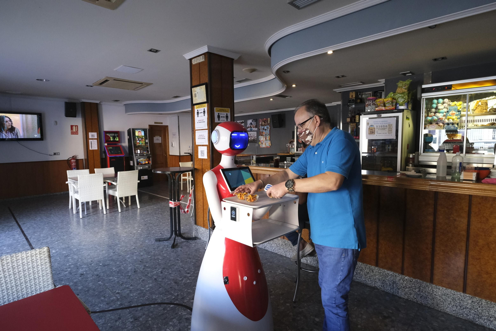 Fotogalería de Herbelita, la robot camarera de El Alquián.