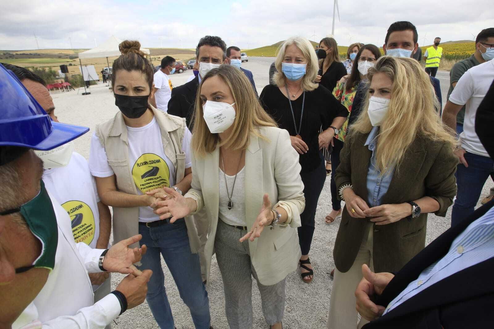 Marifrán Carazo saluda a los miembros de la Plataforma Ciudadana que ha reclamado estas obras.