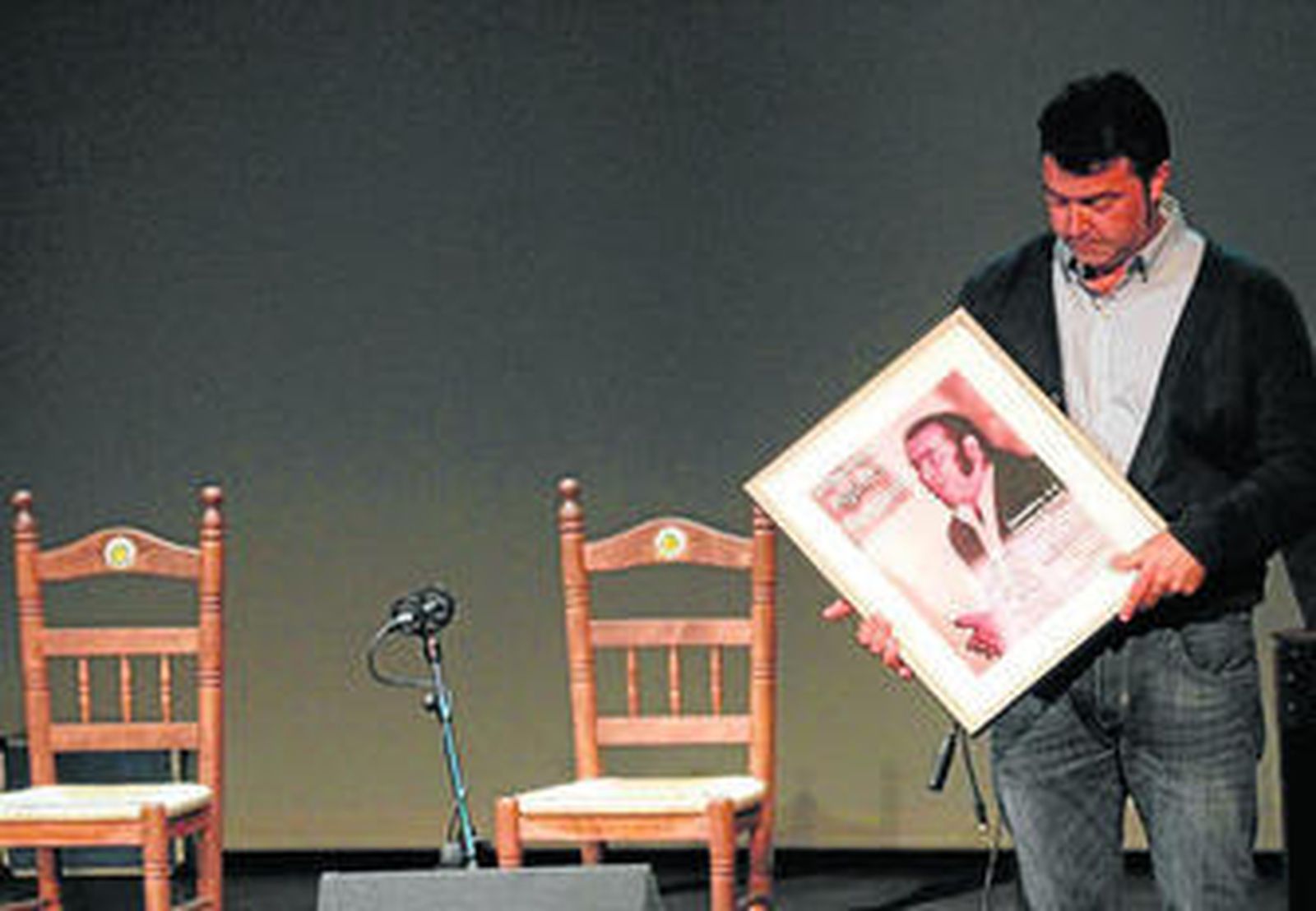 Imagen del homenaje a Delgado, anoche en el teatro Galiardo.