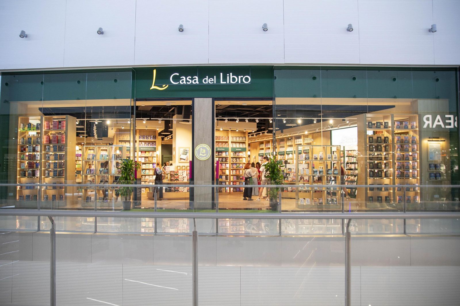 Las imágenes de la apertura de la Casa del Libro en el Centro Comercial Torrecárdenas de Almería