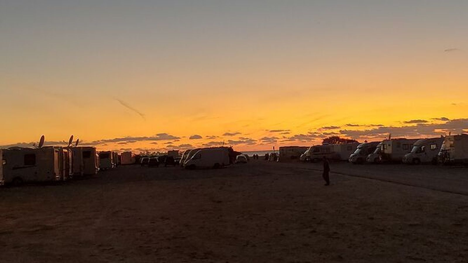 Autocaravanas junto a la playa de La Puntilla de El Puerto.