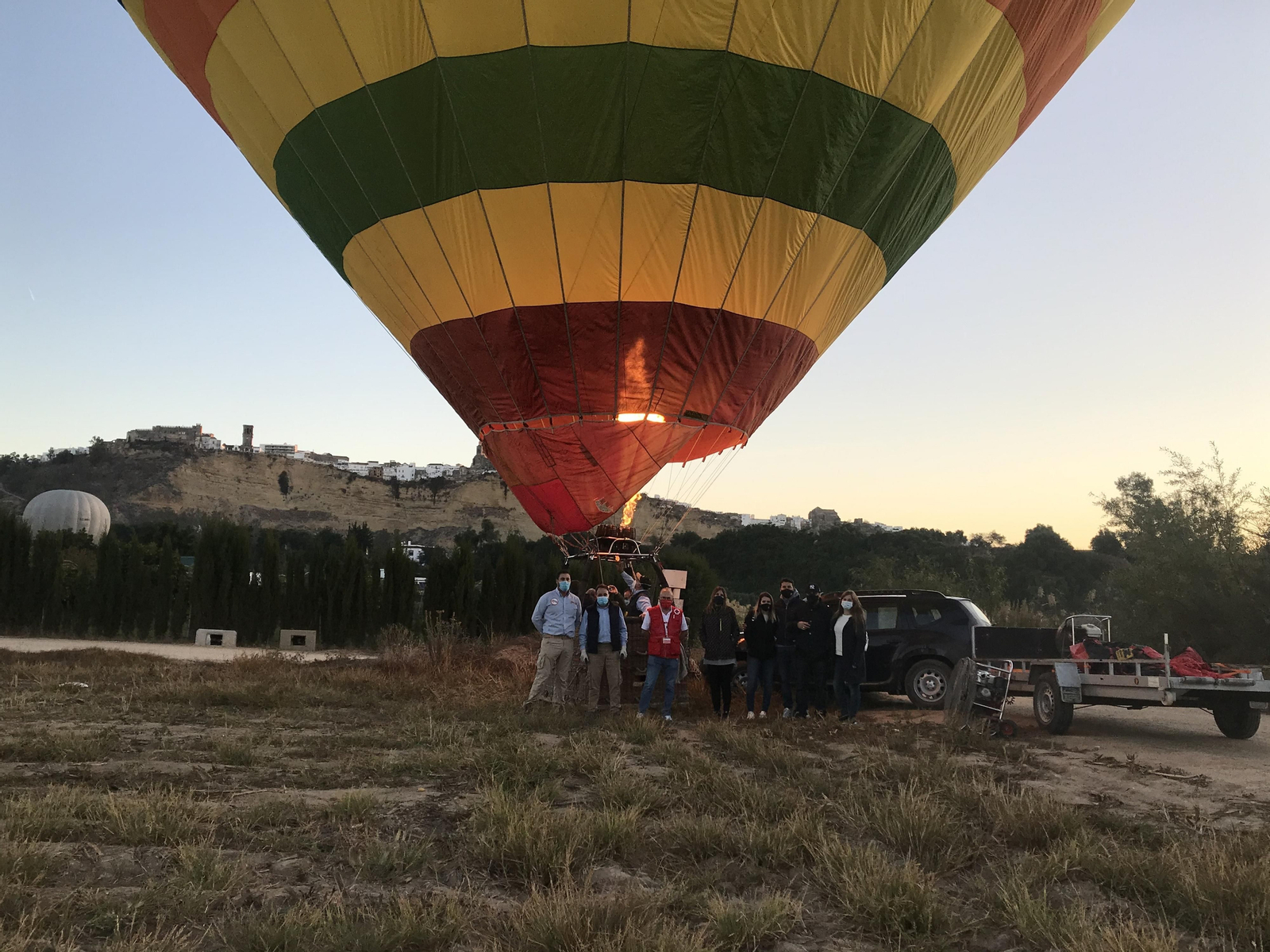 Los responsables de Globotur, con el personal de Cruz Roja y los donantes de la campaña #VuelaContraCovid19 justo antes del despegue.