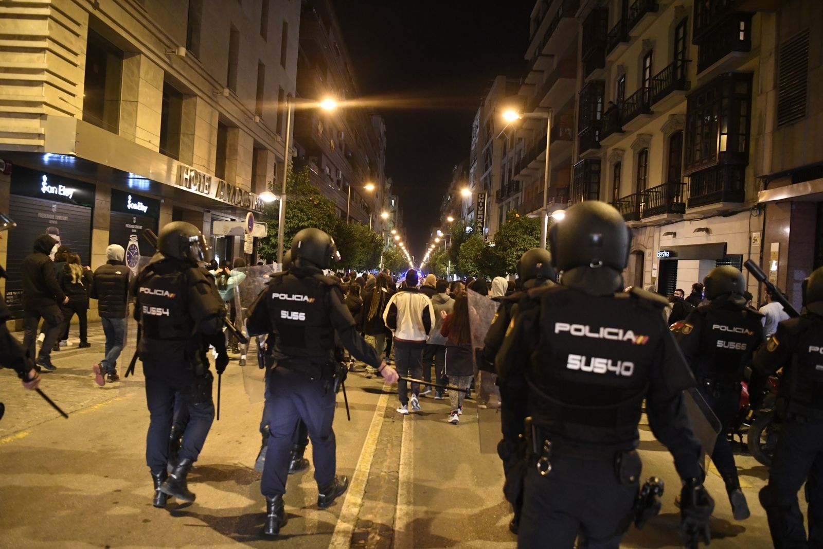 Fotos: disturbios y altercados entre manifestantes y la Policía en Granada