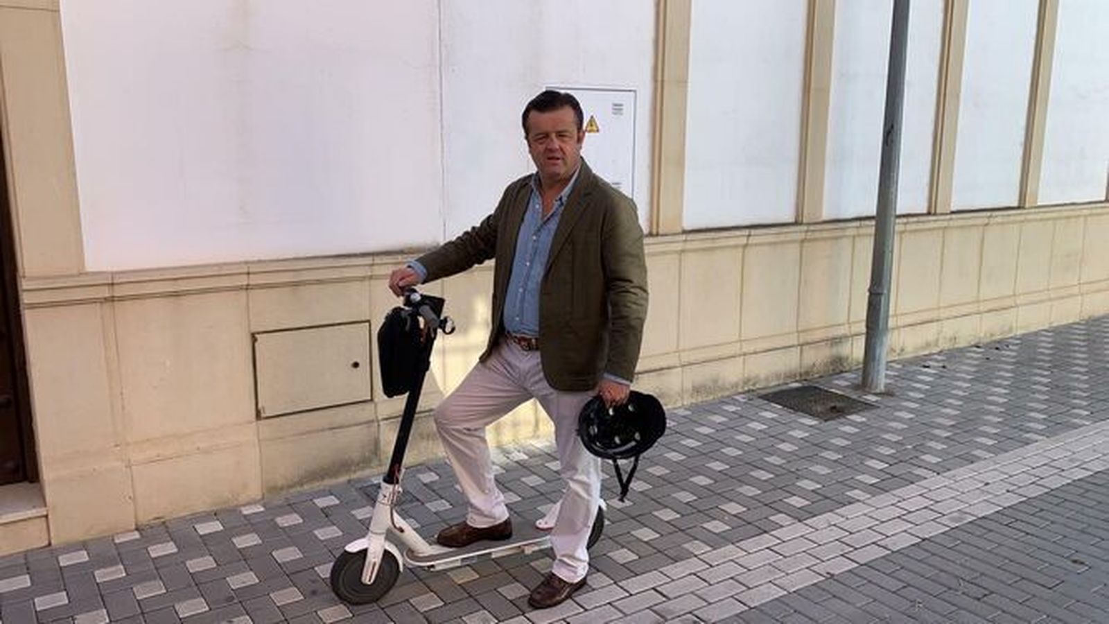 Rafael Escudero, presidente de la VMP de Córdoba en su patinete eléctrico.