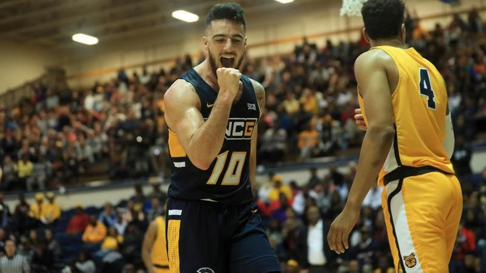 Francis Alonso celebra una canasta.