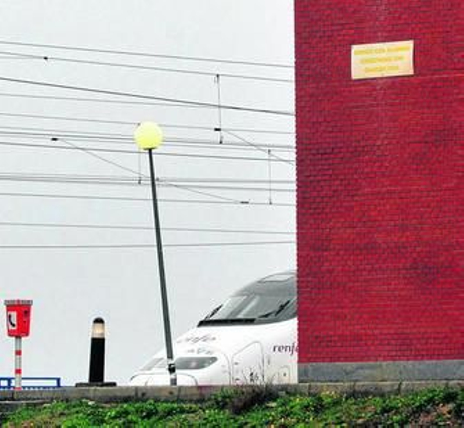 Un tren AVE detenido en la actual estación de servicio de Villanueva, que será reformada por el ADIF.