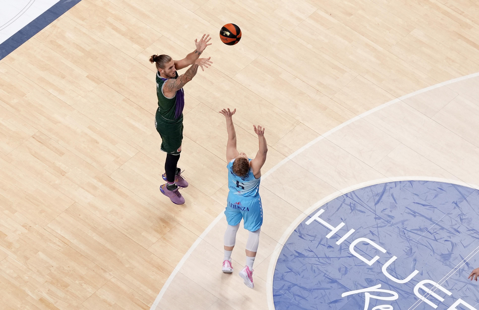 Dylan Osetkowski lanza a canasta.