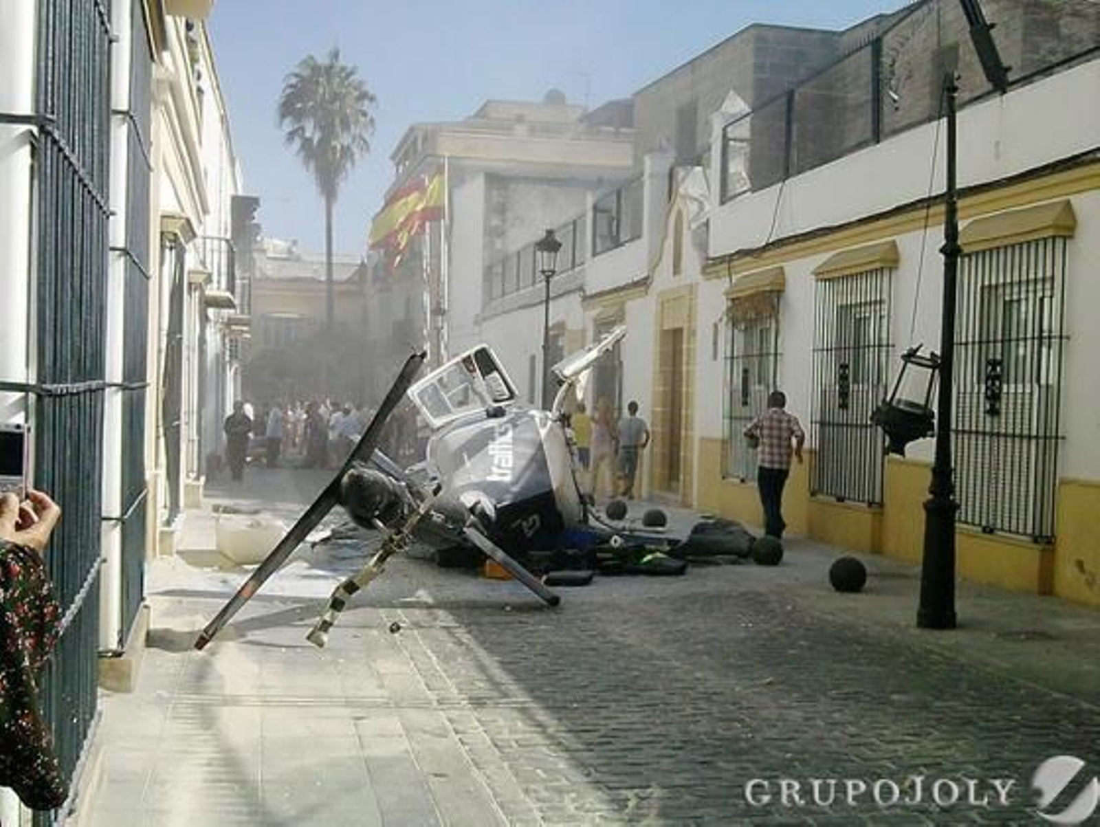 El piloto, que intentó aterrizar, acabó a pocos metros de la Iglesia Prioral Portuense. Heridos el piloto y los dos pasajeros, que tomaban imágenes turísticas de la ciudad./Fotos:Fito Carreto

Foto: Fito Carreto