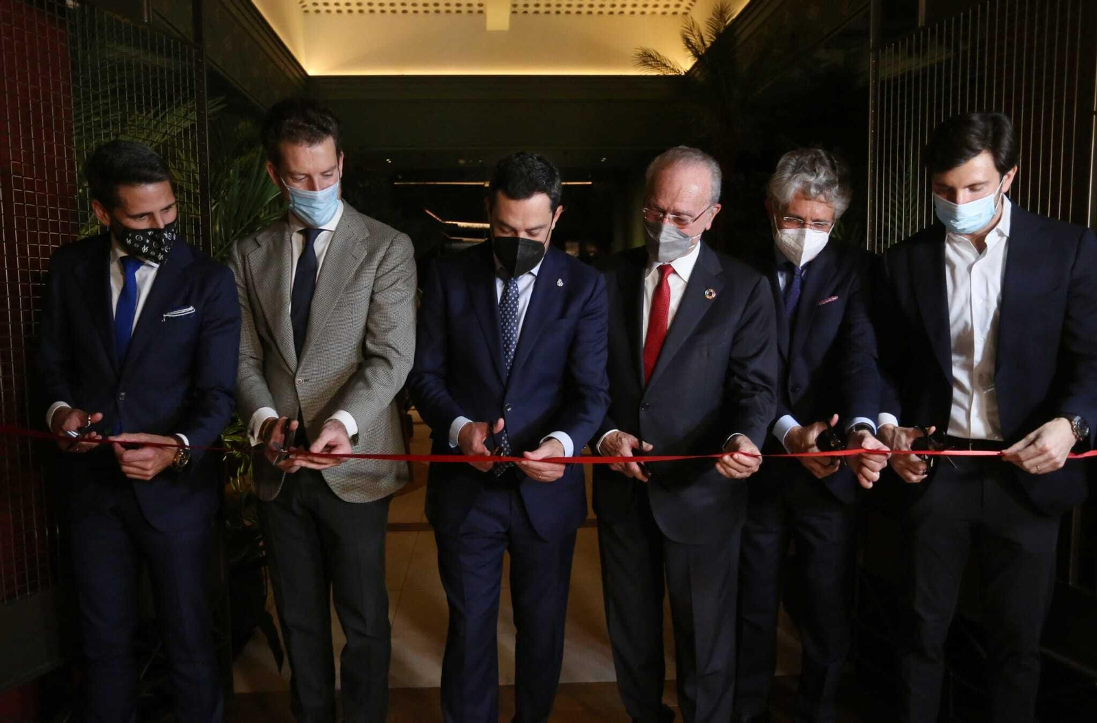 Momento simbólico del corte de la cinta en el hotel Only You de La Equitativa