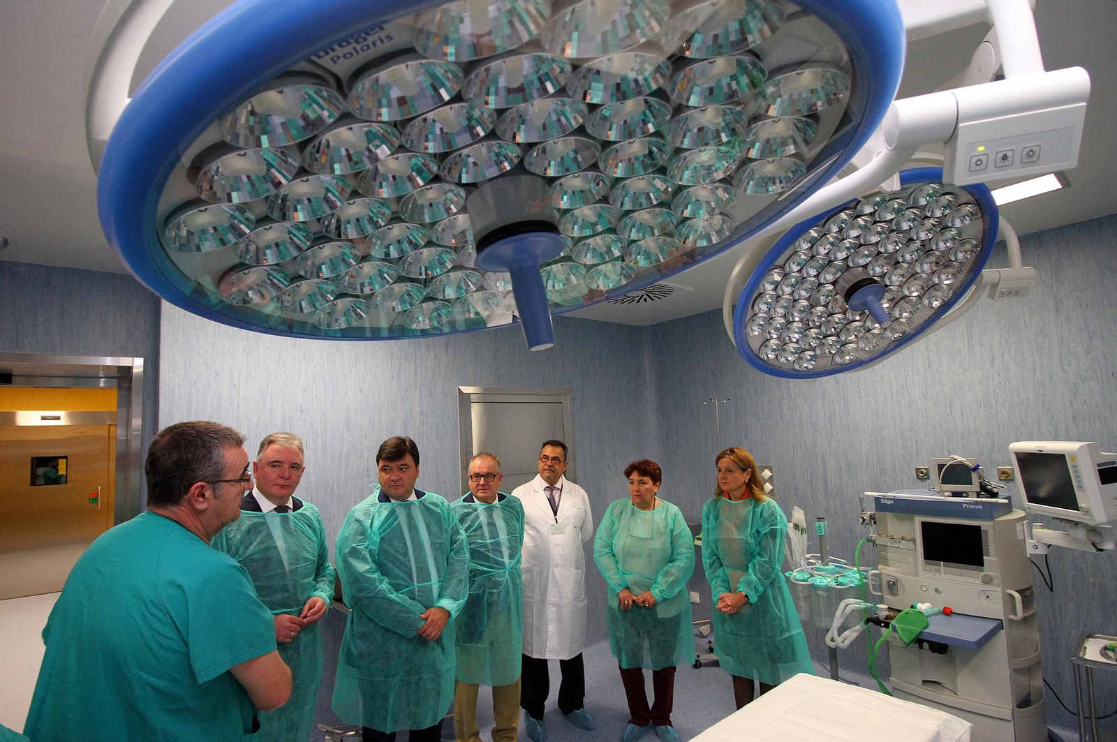 Imágenes de la visita de la consejera de Salud, Marina Alvarez, a los dos nuevos quirófanos que estrenará el Hospital Infanta Elena.