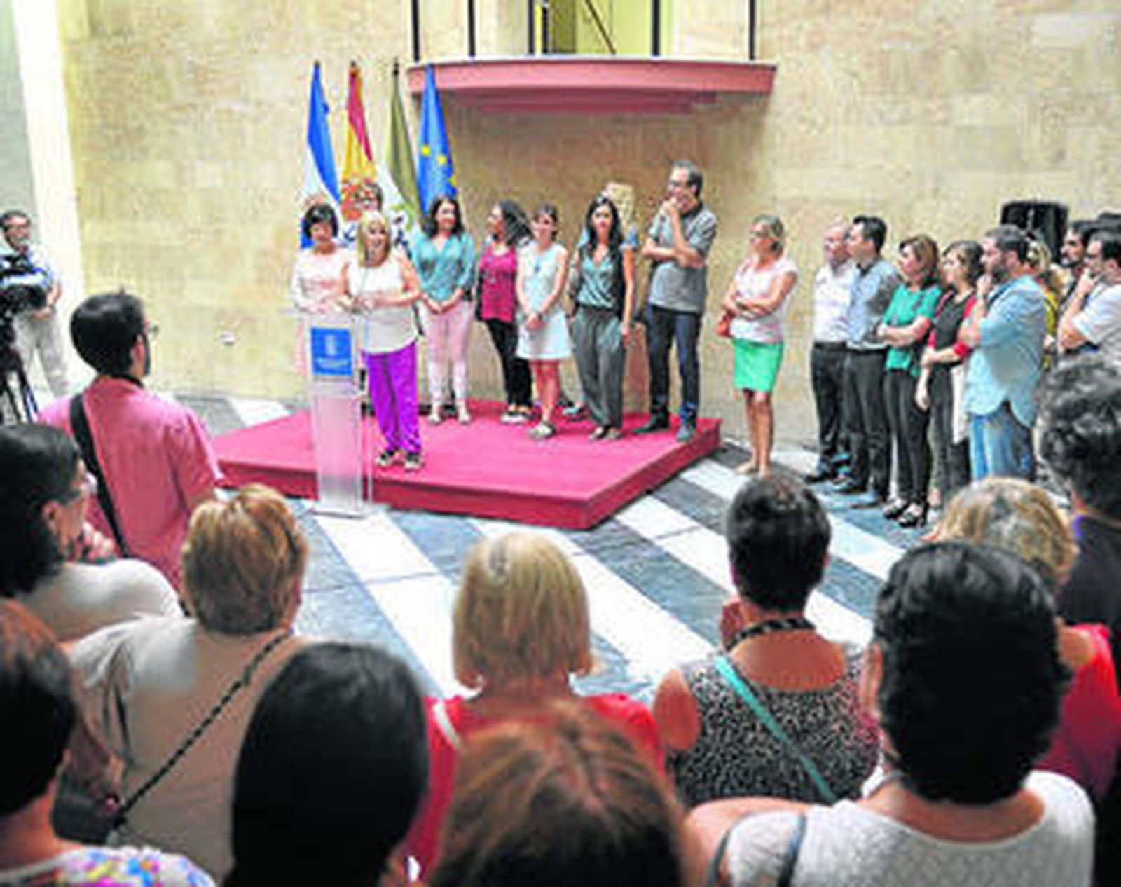 La alcaldesa dirigiéndose ayer a las asociaciones de mujeres, durante la presentación de la nueva delegación.