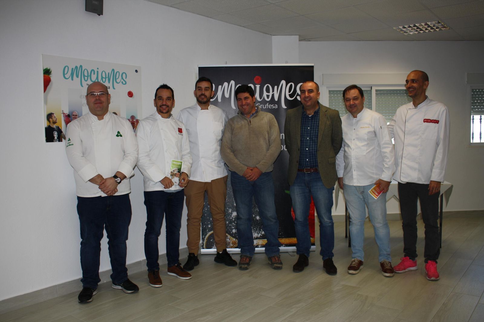 Los cinco chefs participantes en el programa, en la presentación.