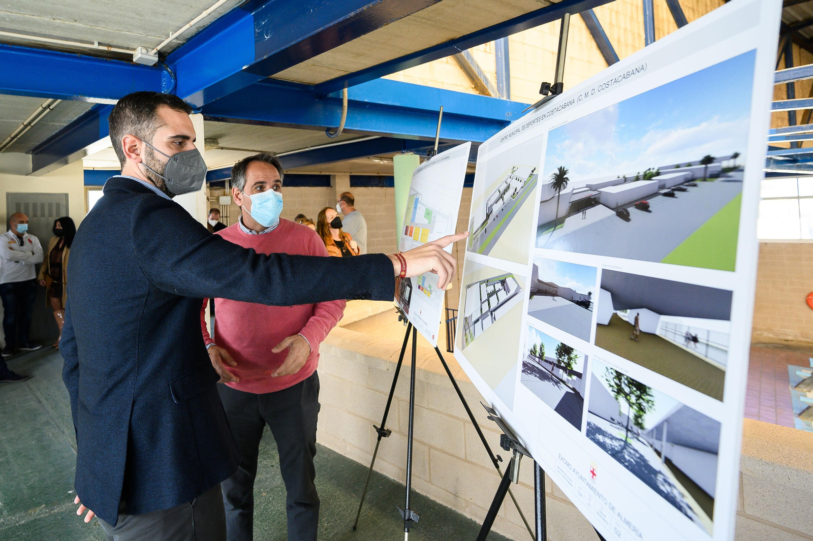 El alcalde y el concejal de Deportes, con los paneles del Complejo Deportivo de Costacabana